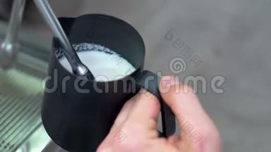 用咖啡机的特殊管在白泡咖啡壶中滴白牛奶
